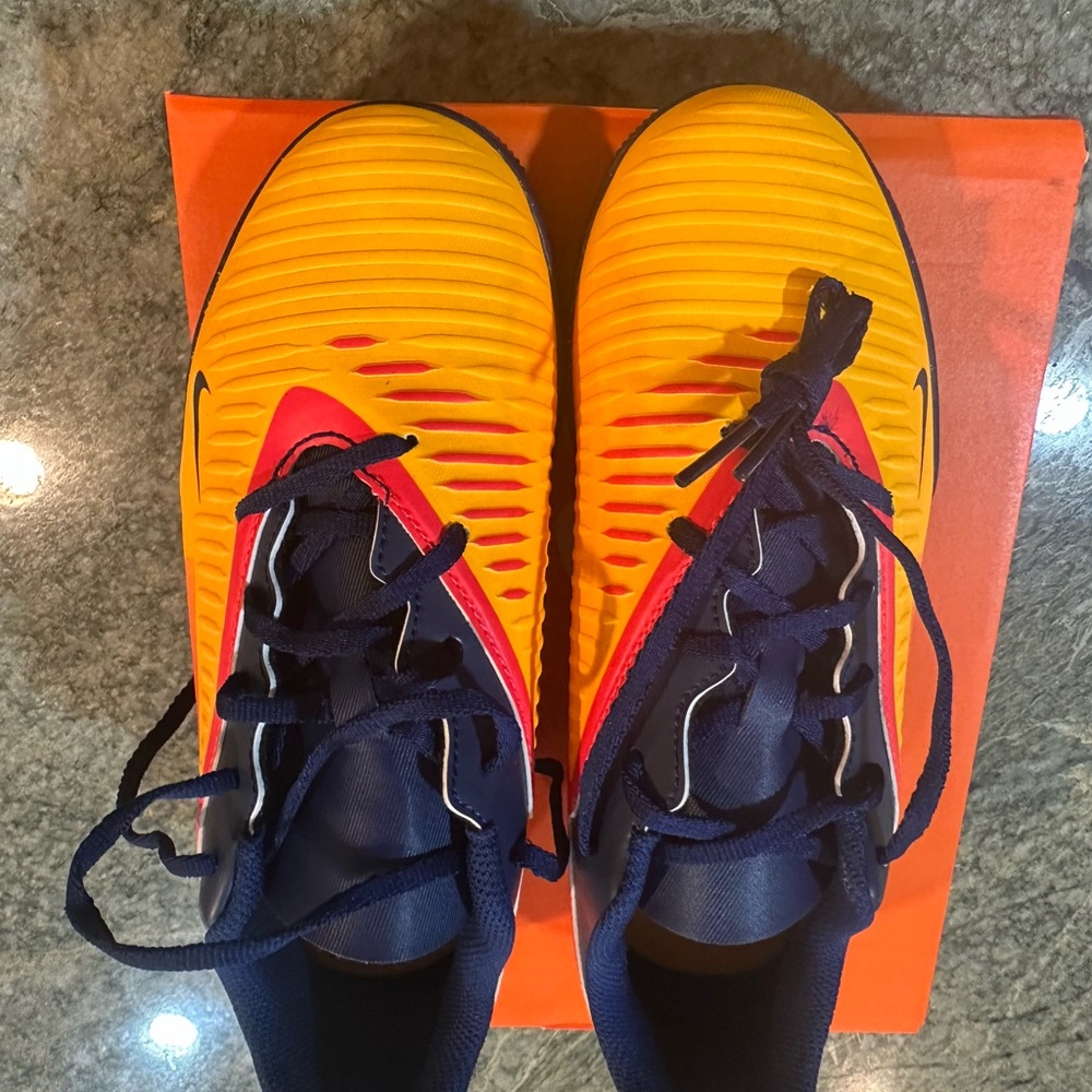 Boys Size 5 Nike Junior Phantom 6 Low Haaland Club IC Indoor Soccer Shoe